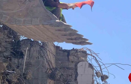 Elazığ'da Molozlar Arasından Türk Bayrağını Çıkardı, Görenlerin İçini Isıttı