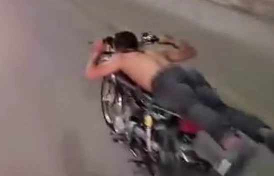 Motosikleti sürmek yerine üzerine uzandı, canını hiçe saydı