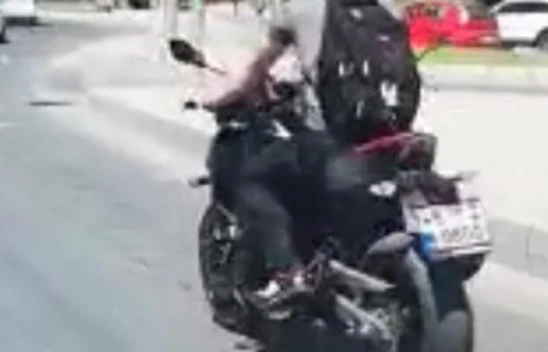 Motosikletle Kimseye Aldırmadan Zikzak Çizerek Seyretti
