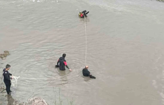Palu Murat Nehri'nde kaybolan çocuğun cansız bedeni bulundu