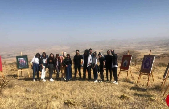 Muşar Dağı zirvesinde resim sergisi