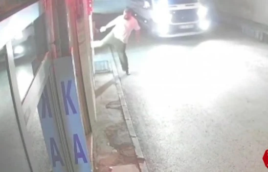 Nedenini kimse anlayamadı, önüne gelen dükkanın camına tekme ve yumruk attı