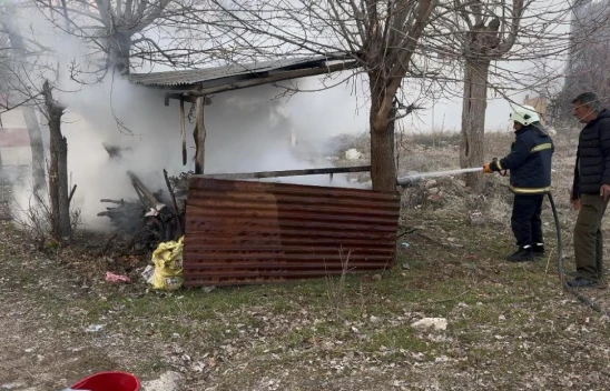 Elazığ'da Korkutan Odunluk Yangını: İtfaiye Evlere Sıçramadan Söndürdü