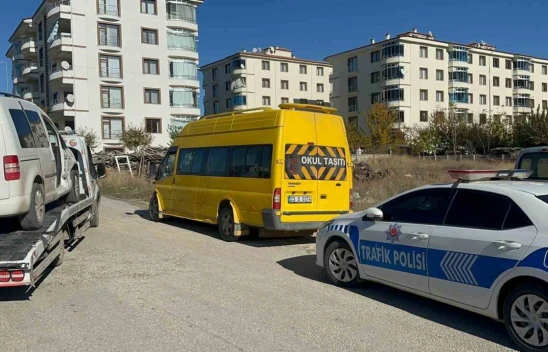 Öğrenci servisi hafif ticari araç ile çarpıştı: 2 yaralı