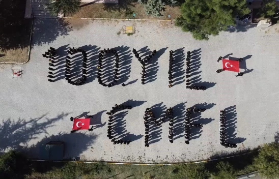 Öğrencilerden '100. yıl' koreografisi