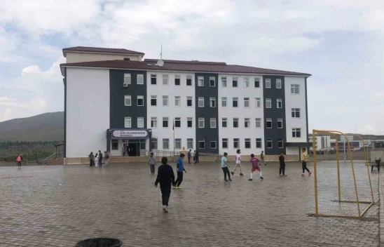 Okuldaki spor salonunda faciadan dönüldü: Alçıpan çöktü, 6 öğrenci yaralandı