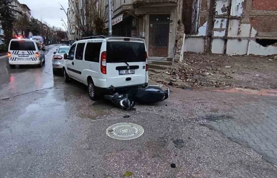 Önce seyir halindeki araca, ardından park halindeki hafif ticari araca çarptı