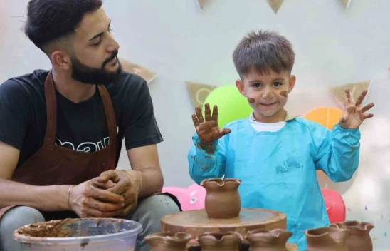 Otizmli çocuklar çömlek yaptı, gönüllerince eğlendi