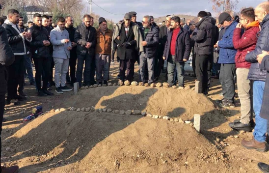 Otobüs kazasında hayatını kaybeden genç çift, yan yana defnedildi