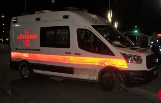 Otomobil Ambulansa Çarptı, 2 Yaralı