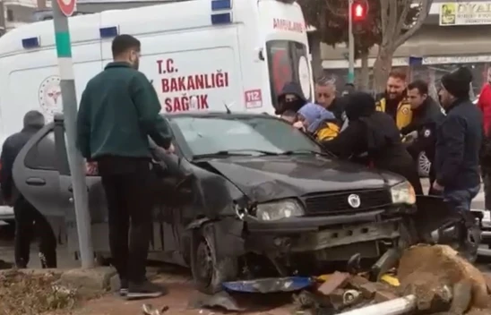 Elazığ'da Trafik Kazası: Araçta Sıkışan Sürücü Kurtarıldı