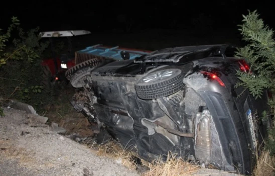 Otomobil İle Traktör Çarpıştı, 1'i Bebek 4 Yaralı