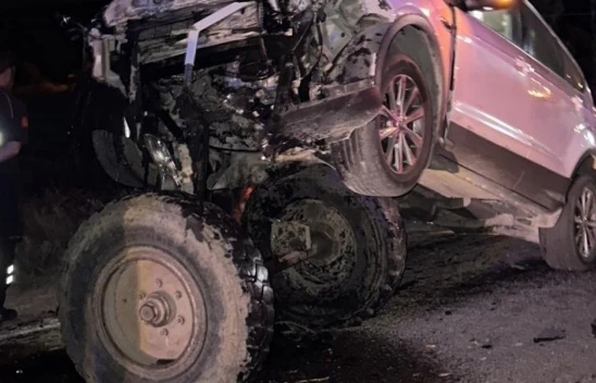 Otomobil ile traktör çarpıştı: 1 yaralı