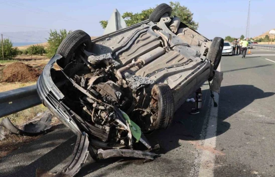 Feci Kaza, Otomobil karşı şeride uçtu 5 yaralı