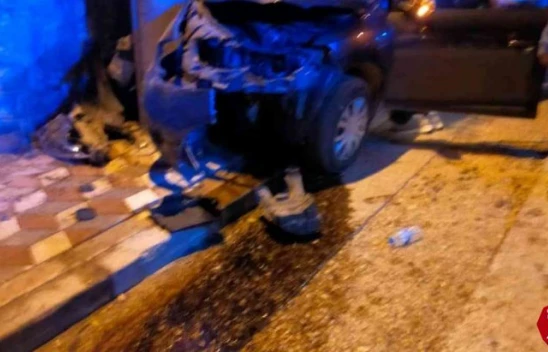 Otomobil önce direğe, ardından park halindeki araca çarptı: 3 yaralı