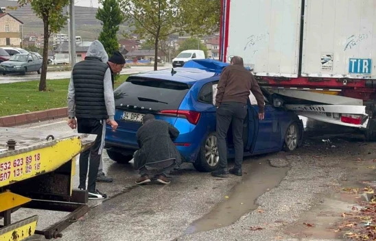 Otomobil, Park Halindeki Tırın Altına Girdi 1 Yaralı
