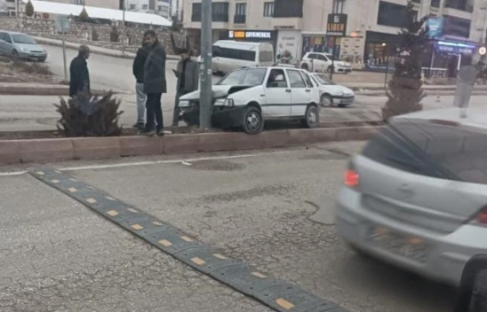 Elazığ'da Kontrolden Çıkan Otomobil Refüje Çarptı: 1 Yaralı