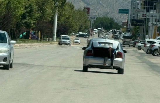 Otomobilin bagajında tehlikeli yolculuk