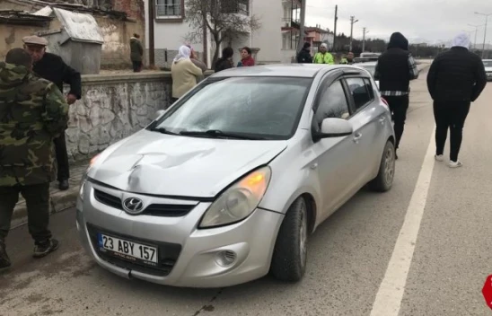 Otomobilin çarptığı kadının bacağı kırıldı