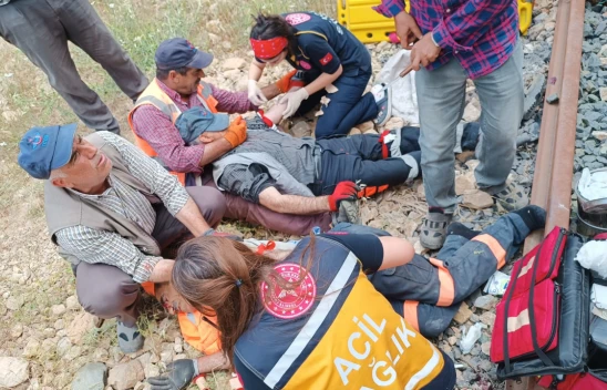 Palu'da Yük Treninin Çarptığı 2 İşçi Yaralandı