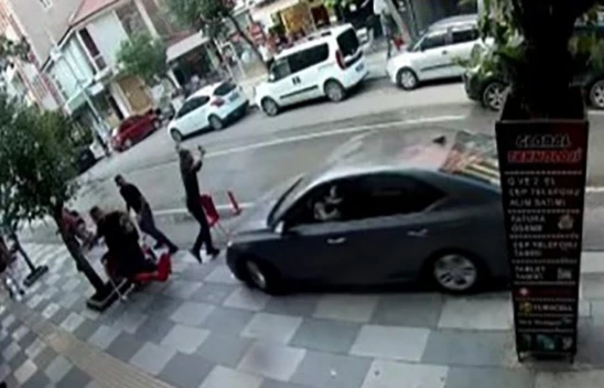 Panik yaparak gaza basan sürücü kaldırımdaki grubun arasına daldı: 1 yaralı