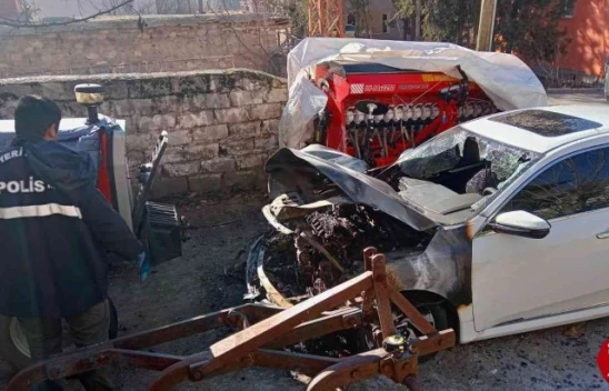 Park halinde alev alan otomobil kullanılamaz hale geldi