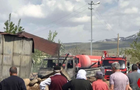 Karakoçan'da Park Halindeki Kamyonet Alev Aldı