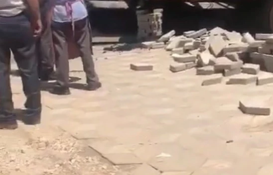 Park halindeyken bir anda hareket eden iş makinesi yıkama dükkanına girdi