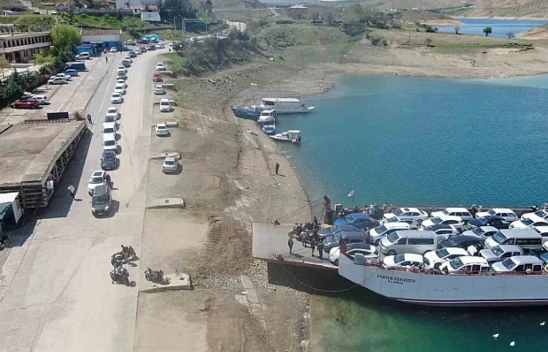 Pertek-Elazığ Feribot Hattında Yaz Yoğunluğu: Araç Kuyrukları Uzadı