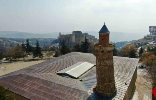 Pisa Kulesi'nden Daha Eğik Olan 870 Yıllık Tarihi Eğri Minare, 3 Büyük Depremde De Ayakta Kaldı