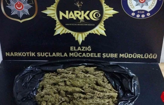 Elazığ'da Polisi Görüp Kaçmaya Çalıştı, Attığı Poşetten Uyuşturucu Çıktı