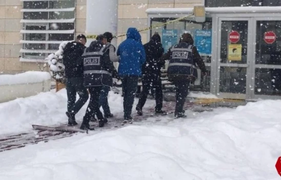 Polisi Karşılarında Görünce Ellerindeki Televizyonu Bırakıp Kaçmaya Çalıştılar