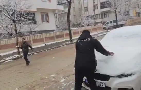 Elazığ'da Polisler Çocuklarla Kar Topu Oynayarak Neşe Kaynağı Oldu