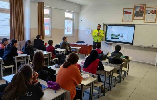 Polisten öğrencilere trafik eğitimi