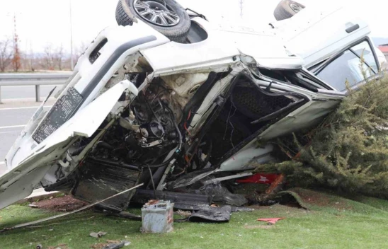 Refüje Çıkıp Elektrik Direğine Çarpan Otomobildeki 1'i Ağır 5 Kişi Yaralandı !