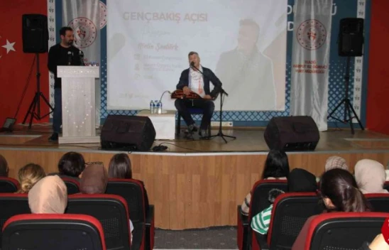 Sanatçı Metin Şentürk, Üniversite Öğrencilerini Hem Eğlendirdi Hem De Hayat Tecrübelerini Paylaştı