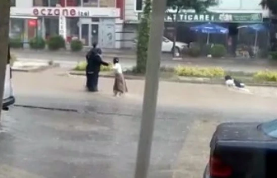 Elazığ'da Sel Çocuğu Bakın Nasıl Sürükledi