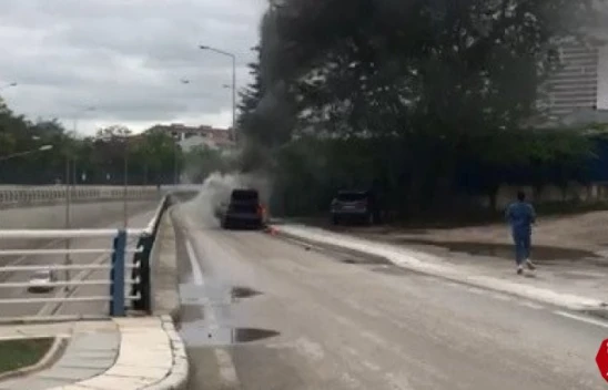 Seyir halindeki otomobil alev alev yandı