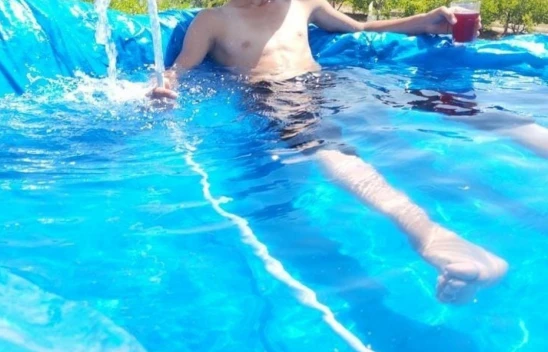 Sıcaktan bunalan çocuklardan ilginç serinleme yöntemi: Toprağı kazıp brandadan havuz yaptılar