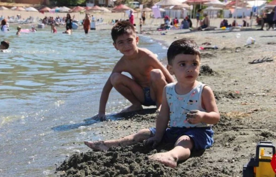 Elazığ'da Sıcaktan Bunalanlar Hazar Gölü'ne Akın Etti