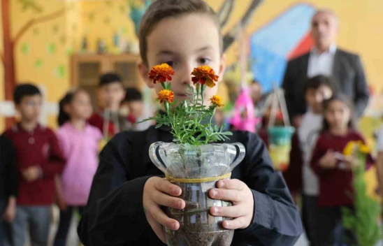 Elazığ İsmet Paşa İlkokulu Öğrencilerinden Sıfır Atık Duyarlılığı: 'Plastikten Doğaya' Projesiyle Sınıflar Çiçek Açtı