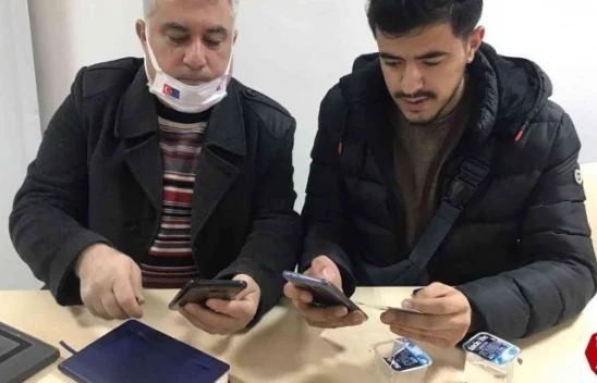 Sigarayı bıraktı, topladığı parayla 4 bin 500 öğrenciye yemek fişi dağıttı