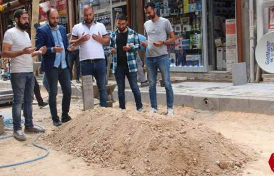 Sokak ortasındaki mezarı görenler durup dua okudu, gerçek ise bambaşka çıktı
