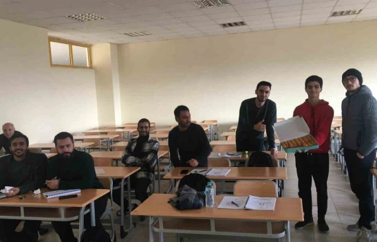 Fırat Üniversitesi'nde Suriye Zaferi Kutlaması: Suriyeli Öğrenci Arkadaşlarına Tatlı Dağıttı