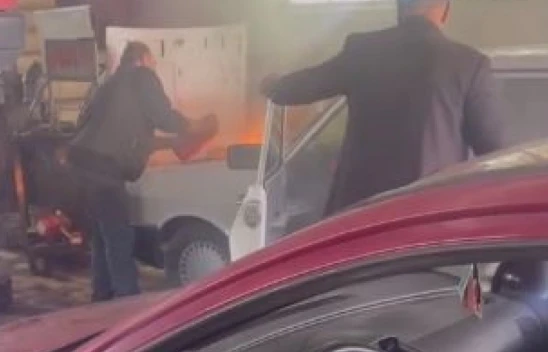 Tamir için sanayiye getirilen araç sırada beklerken alev aldı