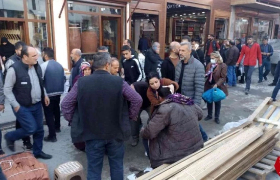 Tarihi Kapalıçarşı'da sundurma çöktü: 5 yaralı