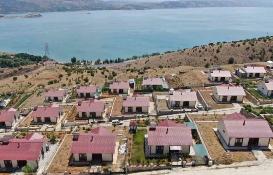 Göl Manzaralı Köy Konutları: Adeta Tatil Köyünü Andırıyor