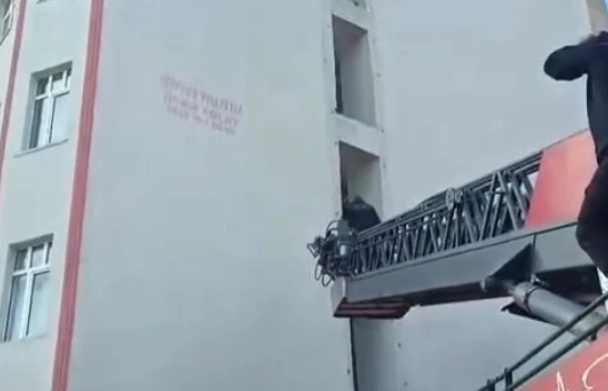 Elazığ'da Tele Takılan Karga, İtfaiye Ekipleri Tarafından Kurtarıldı