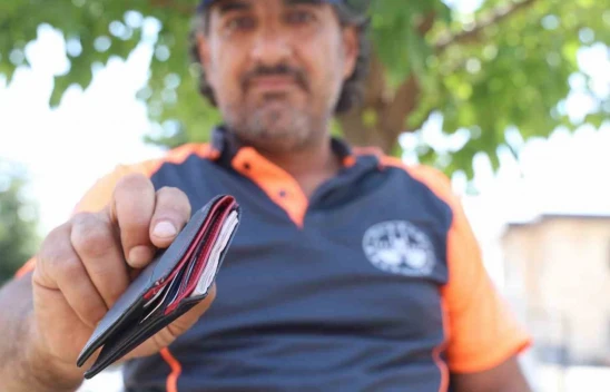 Temizlik personeli bulduğu para dolu cüzdanı polise teslim etti