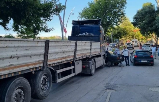 Tır ile otomobil çarpıştı, O anlar kamerada